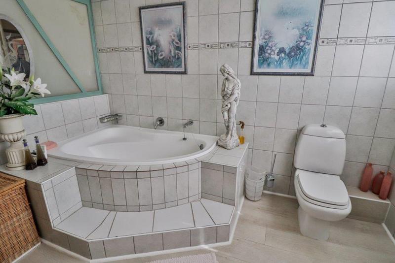 4 Bedroom Property for Sale in Stilbaai Wes Western Cape
